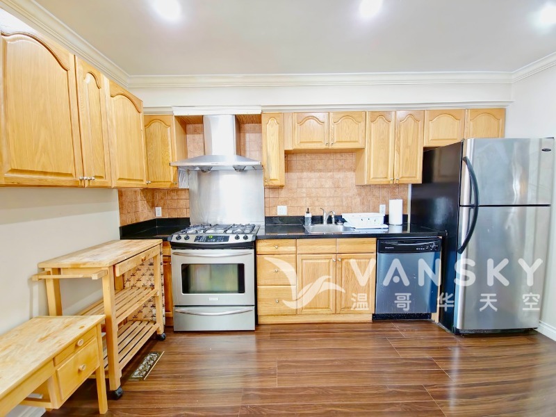 251018104209_49th Ave_kichen.jpg